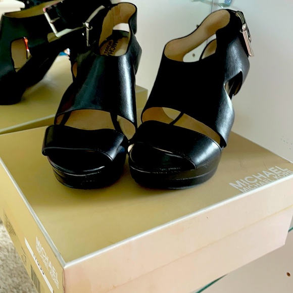 Sandals - Picture 1 of 4